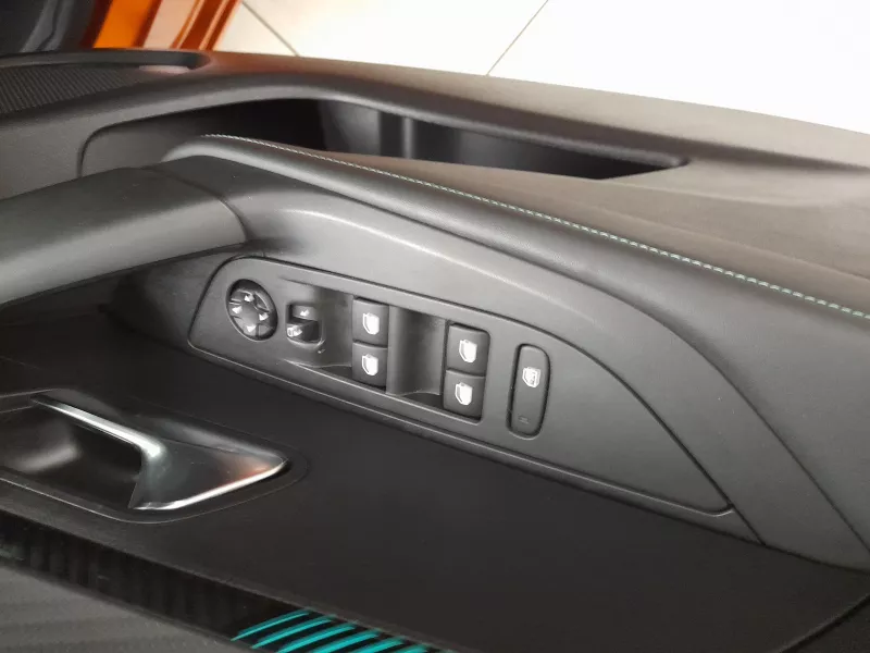 Peugeot 2008 Allure Pack 1.2 Puretech 100 cv -216